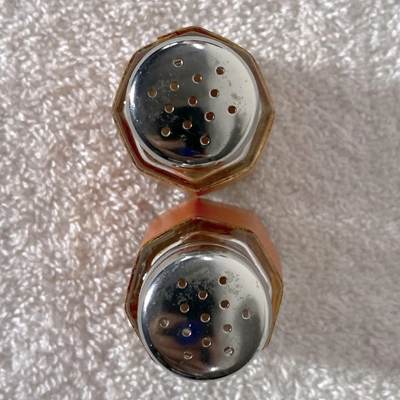 Vintage Revelatoke British Columbia Glass Salt & Pepper Shakers - Picture 8 of 9